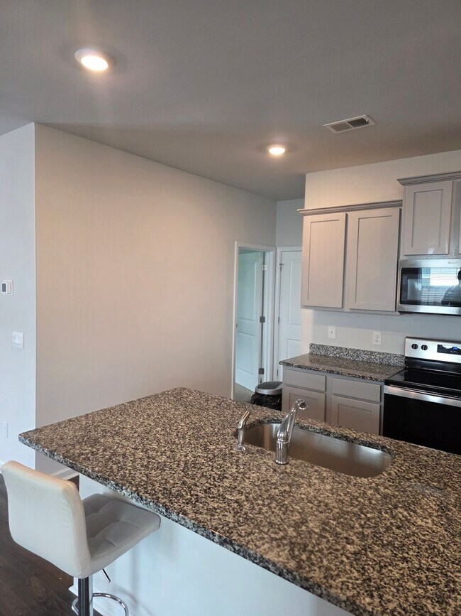 Building Photo - 5 BEDROOMS