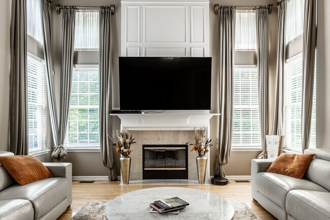Building Photo - Spacious 5-Bed Home with In-Law Suite, Fin...