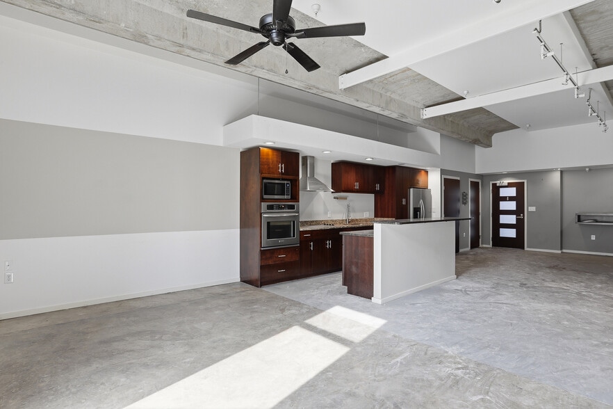Building Photo - 112 E Clay St