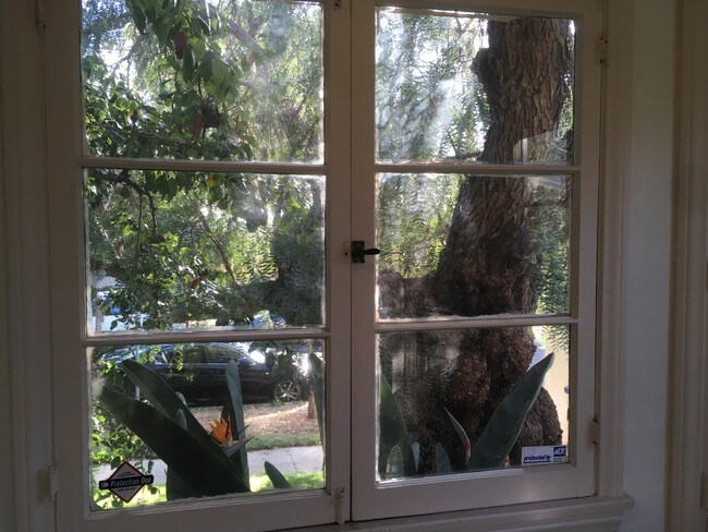 Breakfast nook: big windows, 2 sides - 1265 Carmona Ave