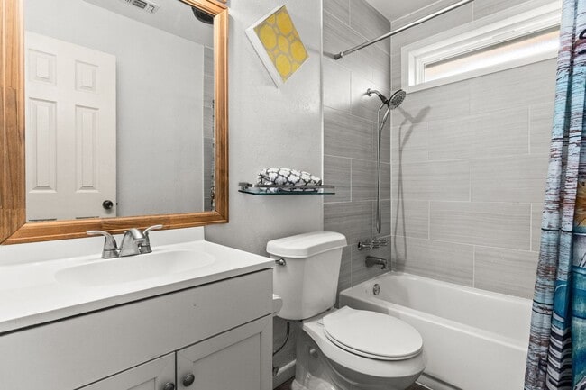 Building Photo - Cute & Cozy 3 Bdrm 2 Bath