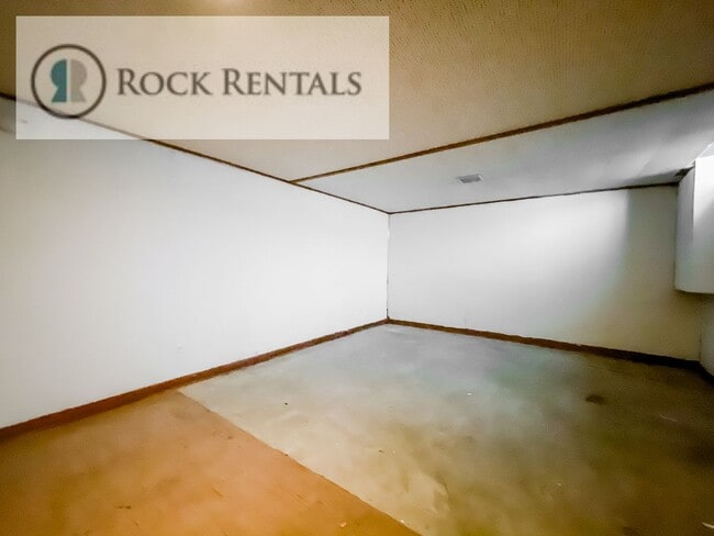 Building Photo - 3 Bed 1.5 Bath House in Convenient Location