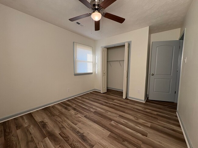 Building Photo - 3 Bedroom 2 Bathroom- Pets Okay