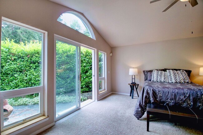 Building Photo - Lovely Clinton Home with Great Light and P...