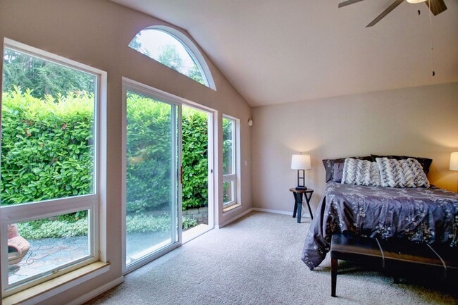 Building Photo - Lovely Clinton Home with Great Light and Pet Friendly!