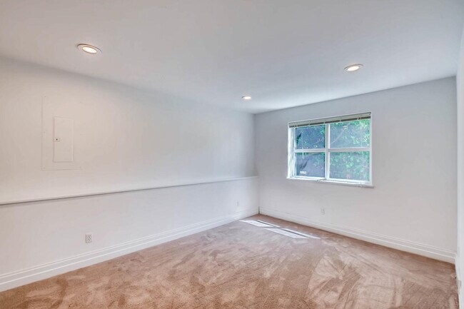 Building Photo - Queen Anne Home