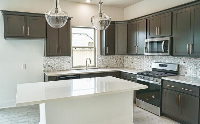 Building Photo - 7102 Grassland Vis Ln