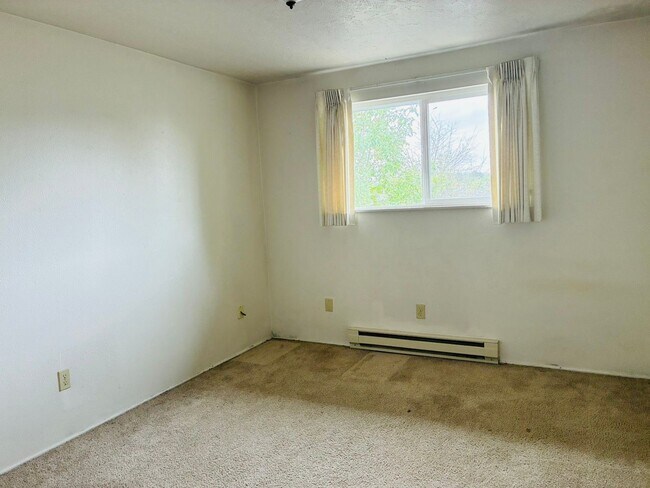Building Photo - 933-937 NW Sequoia Ave