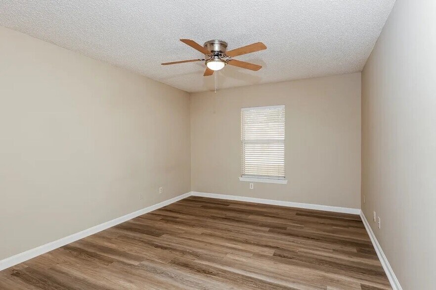 Building Photo - 11836 Lake Fern Dr