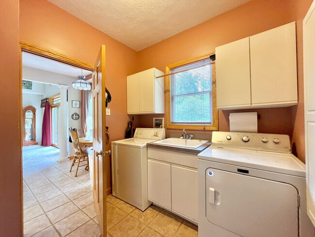 Building Photo - 6286 Fenn Rd