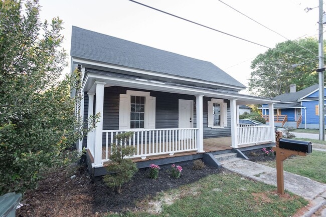 Building Photo - Modern 2BR Upgrade Near Downtown – Move-In Ready + 50% OFF your first month’s rent!
