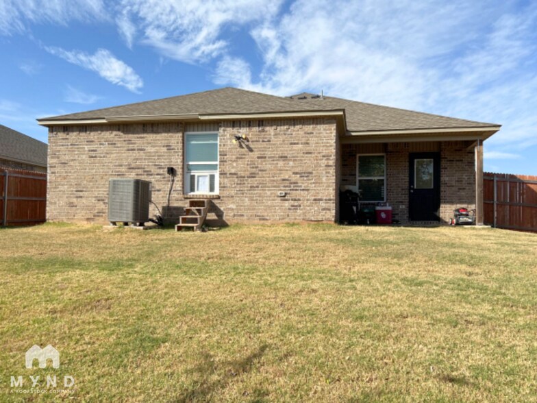 Building Photo - 726 W Lola Dr