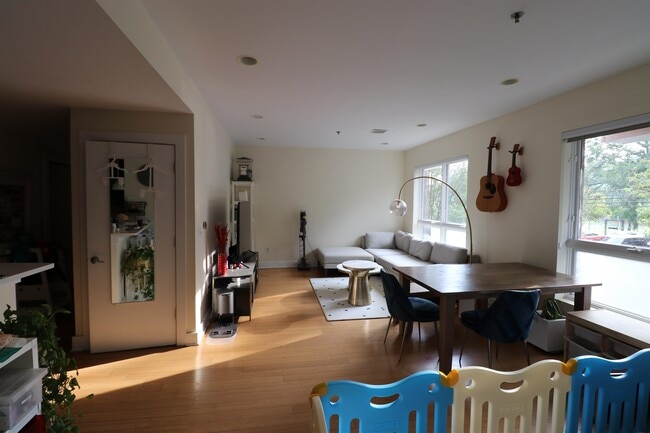 Building Photo - 636 5th St