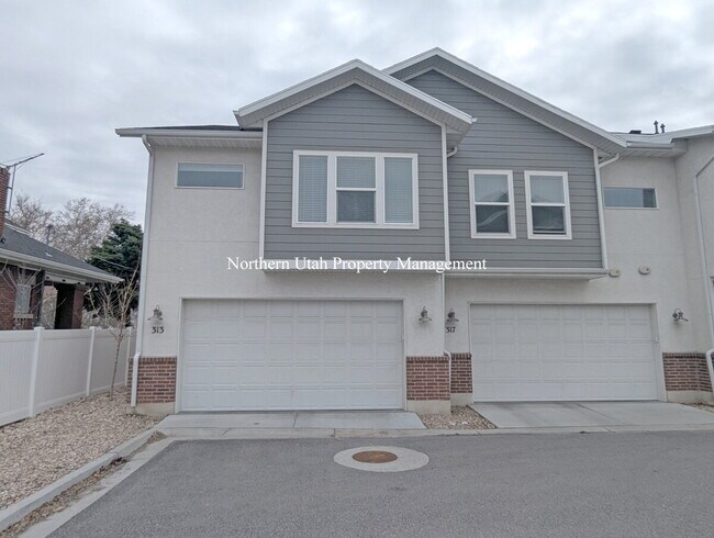 Building Photo - Newer 2 Bed 3 Bath Townhome