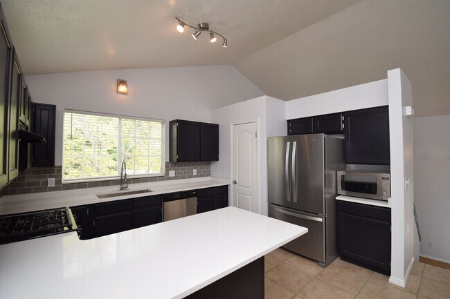Building Photo - 3 Bedroom 2 Bath House in Midvale!!!