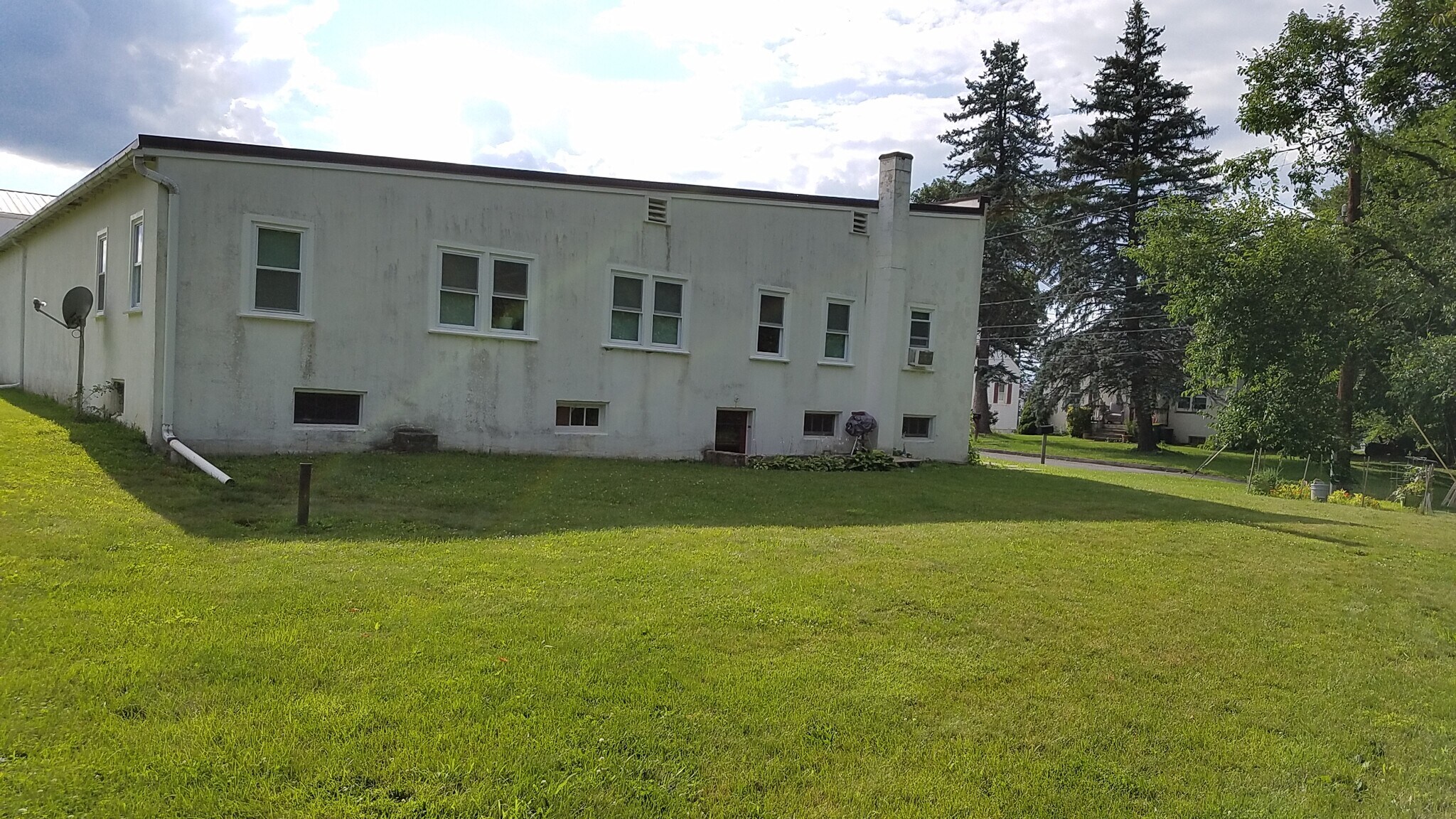 Building Photo - 140 S Poplar St