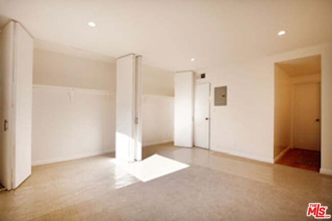 Building Photo - 6752 Hillpark Dr