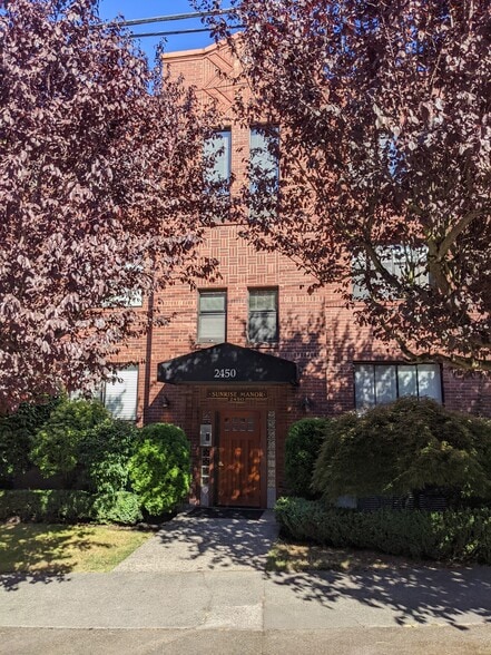 Sunrise Manor - 2450 Dexter Ave N