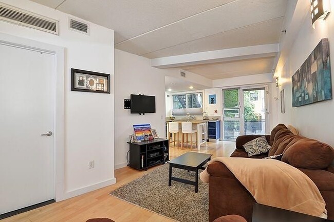 Building Photo - 557 2nd St