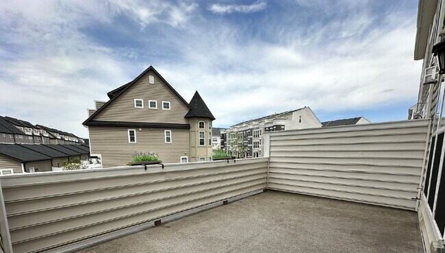 Building Photo - LEASE PENDING! Luxury Townhome in Frederick