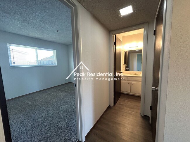 Building Photo - Orangevale 2bd/1ba Duplex with Garage