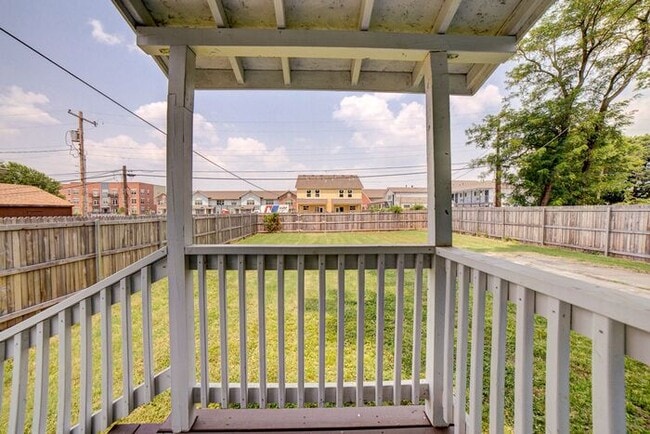 Building Photo - Clean, Crisp, Open Concept 3/2 Near TU