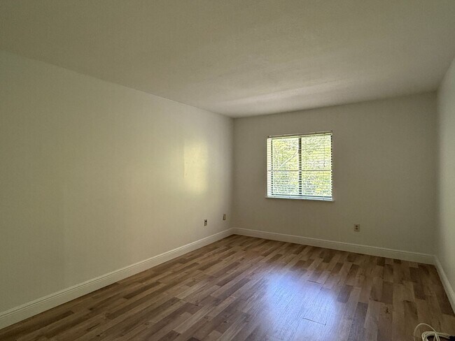 Building Photo - Soaring Ceilings, 2 bedrooms w/a loft