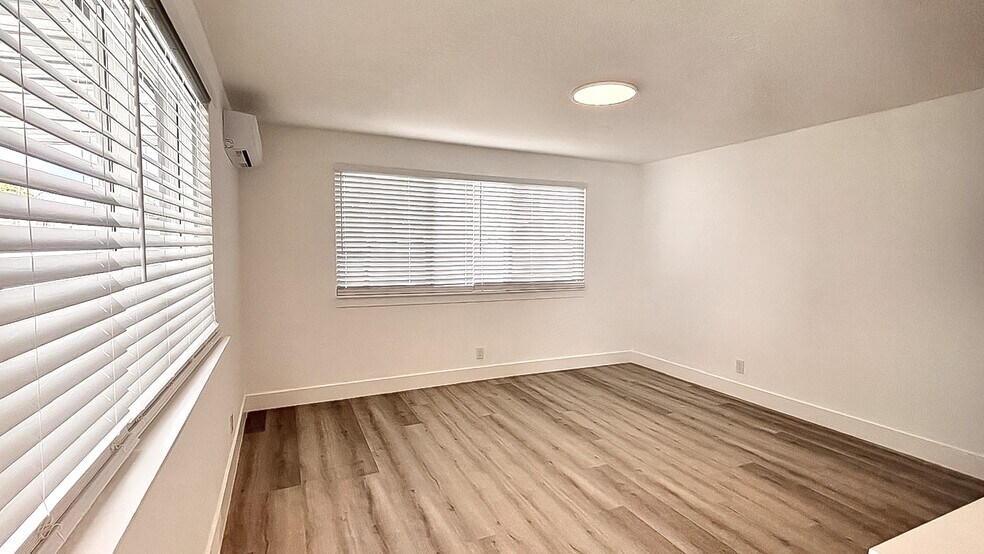 Building Photo - 721 N 68th Way