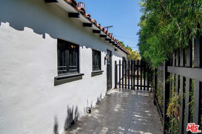 Building Photo - 1159 S Hayworth Ave
