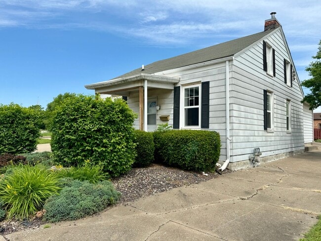 Building Photo - Recently remodeled 3-bedroom, 1.5 bath in the brewery district area