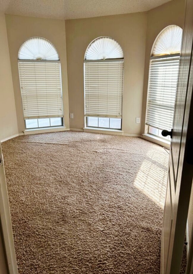 Building Photo - 9706 Vernon Ave