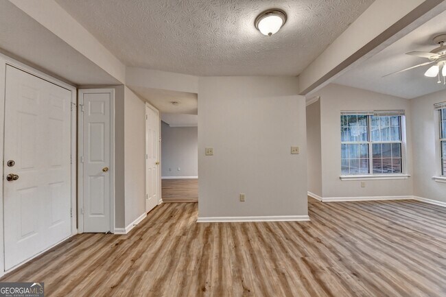 Building Photo - 2115 Glynmoore Dr