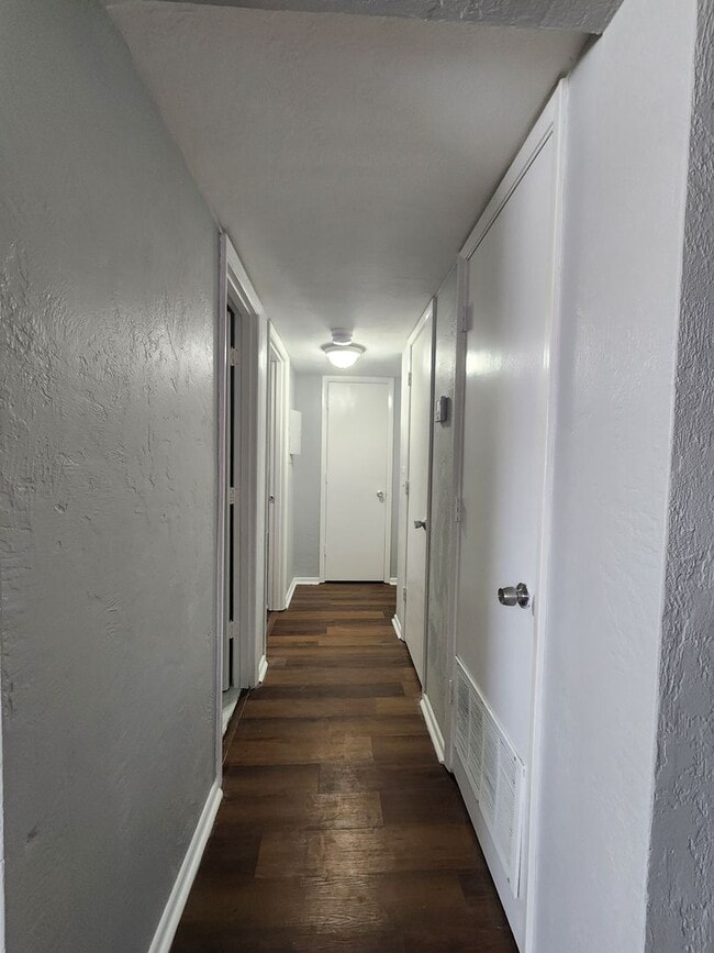 Building Photo - ** COMING SOON ** RENOVATED 2 Bedroom 1 Ba...