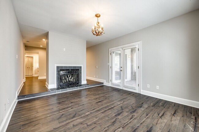 Building Photo - Hard to find Myers Park 2 bed 2 bath 1st floor Gem!