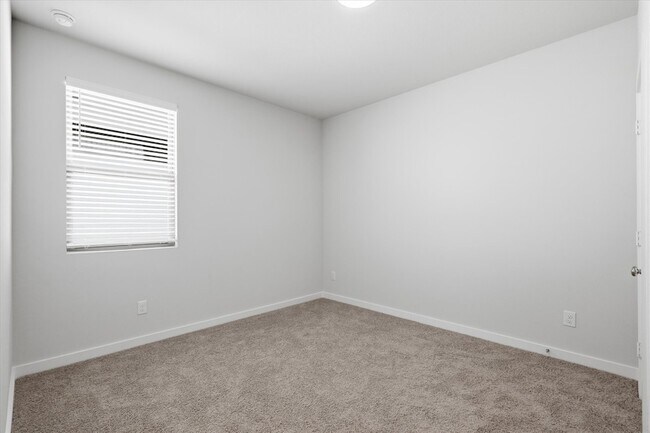 Building Photo - 508 Green Grass Dr