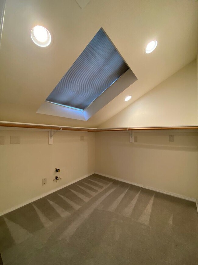 Building Photo - Charming 3 Bed 2 Bath Portland Bungalow!