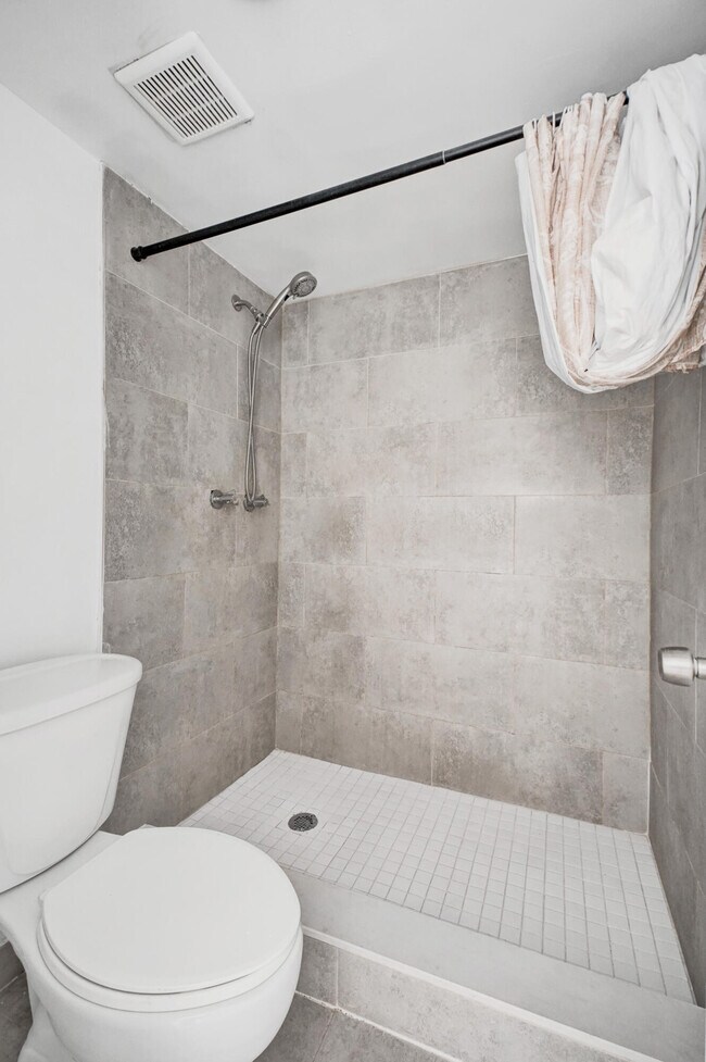 Building Photo - 1801 S Treasure Dr