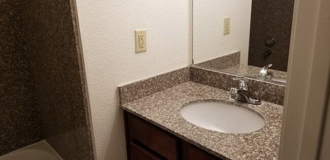 Building Photo - Beautiful 2 bedroom condo for Rent