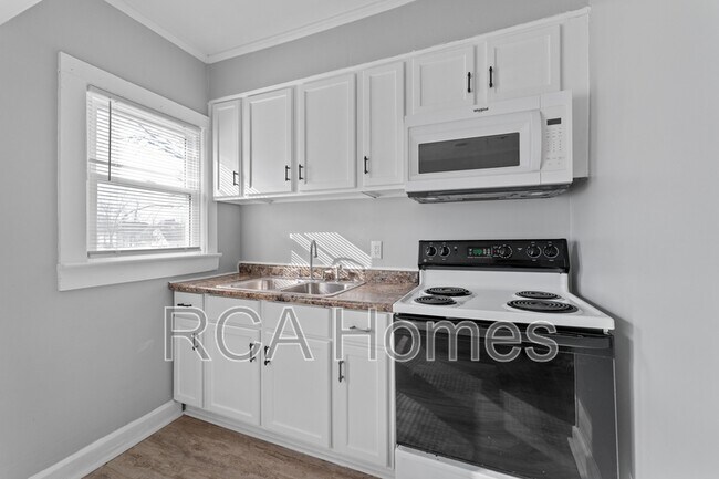 Building Photo - 412 N Bradley Ave