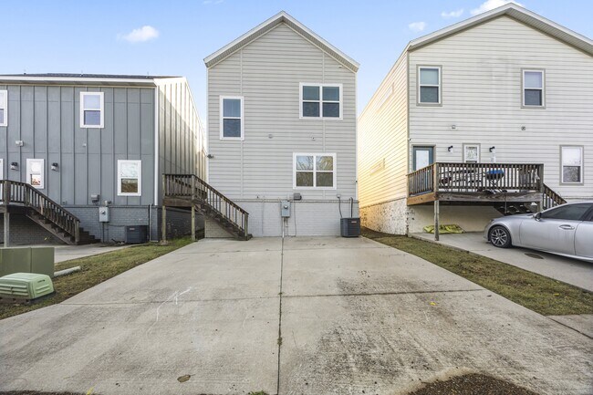 Building Photo - 2055 S Florida Way