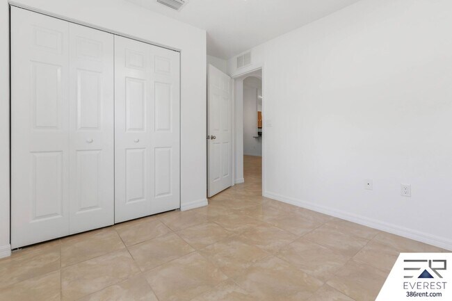 Building Photo - LIKE NEW 3/2/1 TOWNHOUSE IN BEAUTIFUL SEMINOLE WOODS