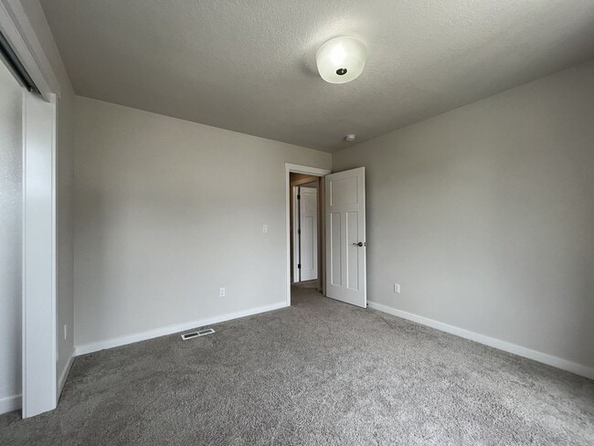 Building Photo - Stunning 2024 Built 5BR Home with Main-Level Suite, EV Charger & Covered Patio Near River Terrace