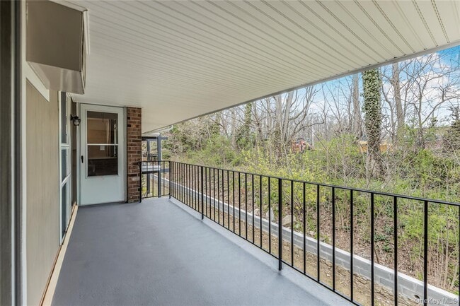 Building Photo - 914 Old Country Rd