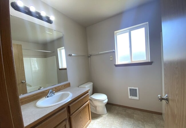 Building Photo - 3 Bed 2 Bath Home for Rent!