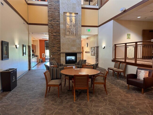 Building Photo - (55+) Newly Renovated 2br Condo in the Hea...