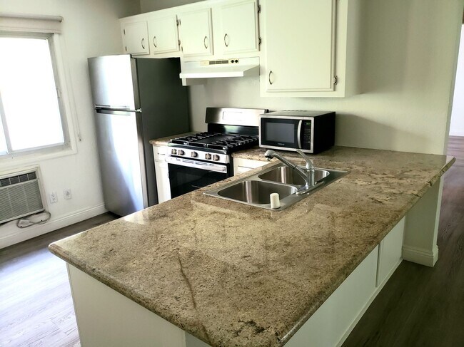 Building Photo - 713 Huntley Dr