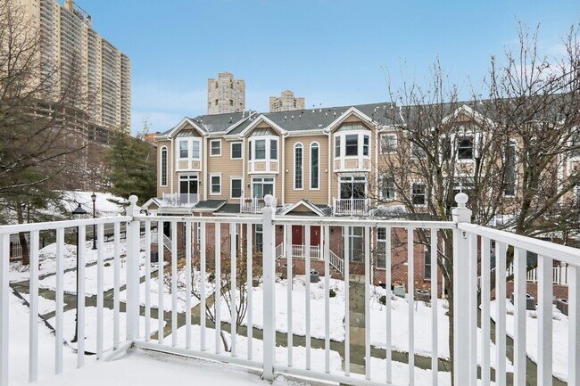 Building Photo - 273 Roslyn Ct