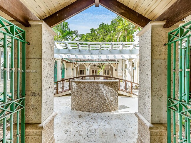 Building Photo - 3504 Banyan Cir