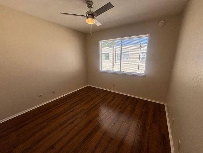 Building Photo - Beautiful 3-Bedroom Townhome in Chatsworth!