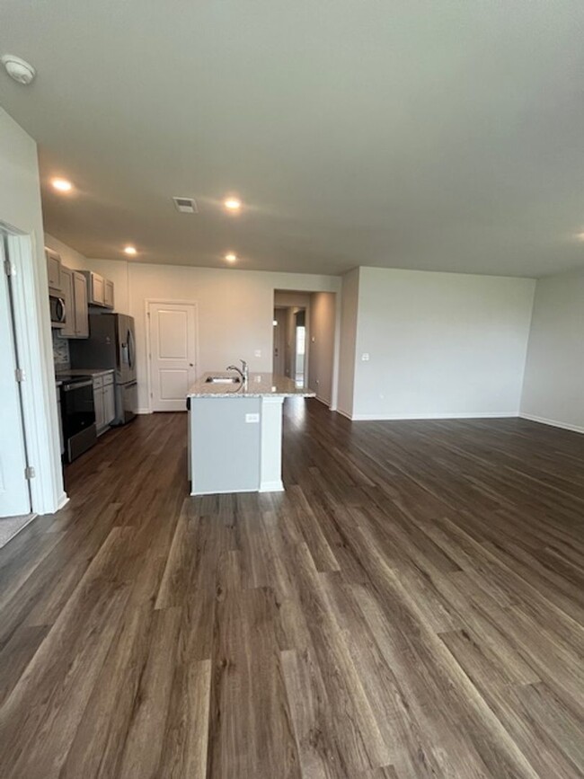 Building Photo - 3 Bedroom Home in Waterside Community of S...